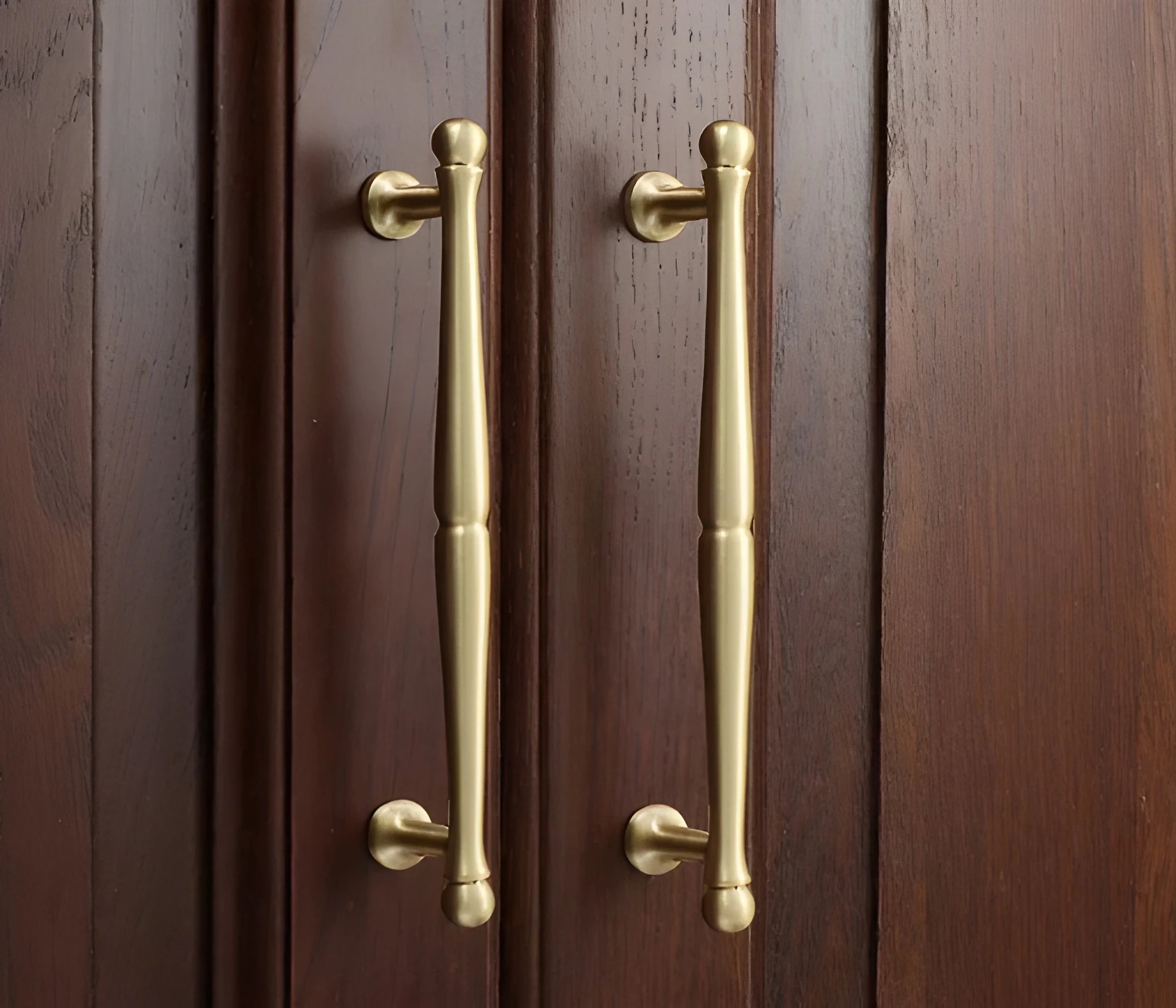 Mantara Giselle Handle B-0069 is a modern brushed brass handle in gold, ideal for cupboards and kitchens.
