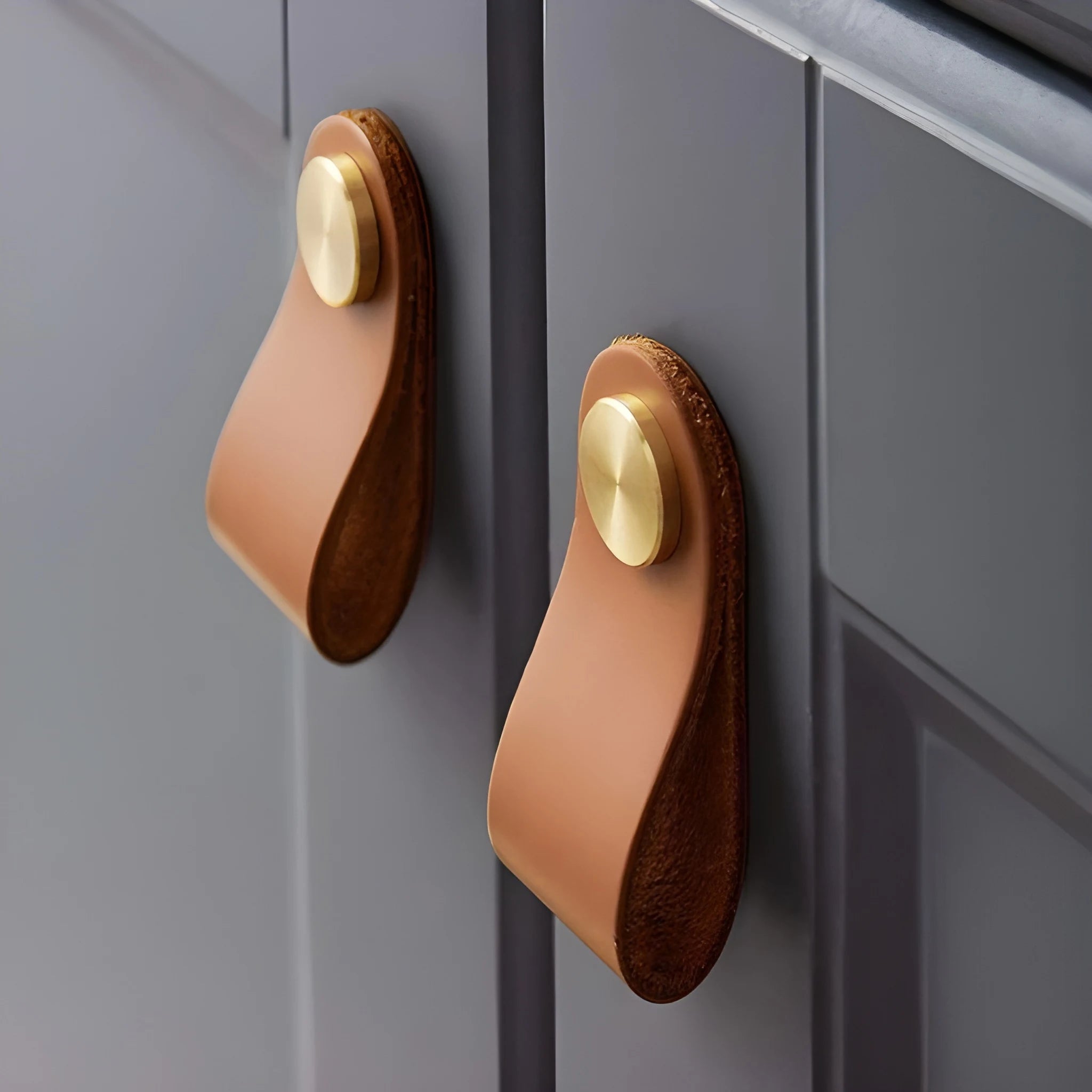 The Mantara L-0001 Maverick Pull Knob is a Nordic leather and brass knob in brown, ideal for kitchens and furniture.