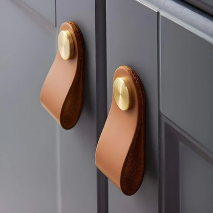 The Mantara L-0001 Maverick Pull Knob is a Nordic leather and brass knob in brown, ideal for kitchens and furniture.