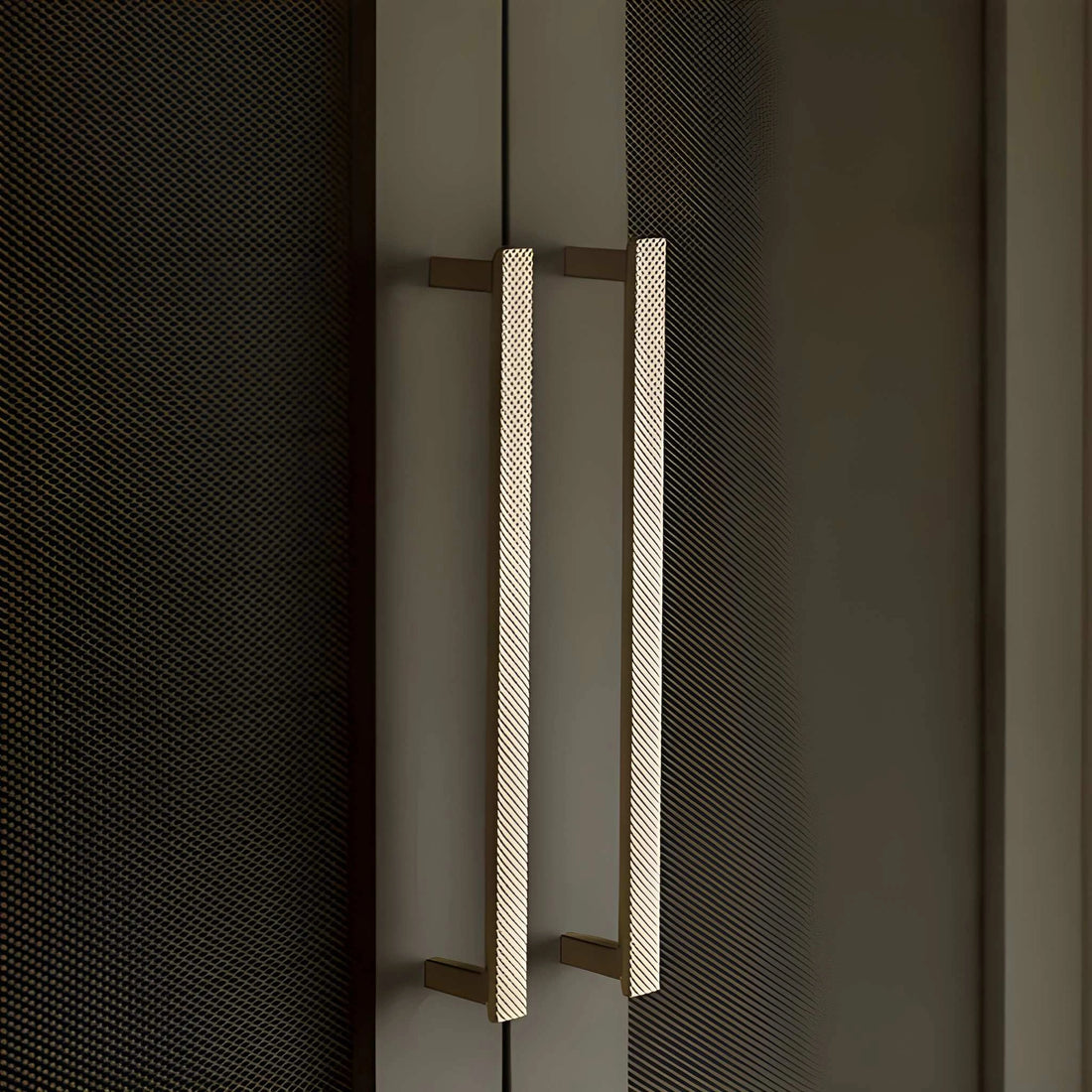 Mantara Luren Knob and Handle Z-0042 polished zinc handle in chrome finish for kitchen and dresser drawers.