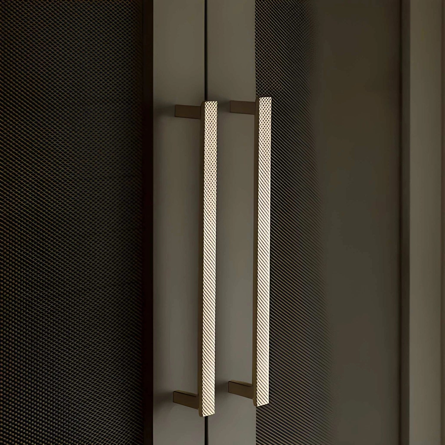 Mantara Luren Knob and Handle Z-0042 polished zinc handle in chrome finish for kitchen and dresser drawers.