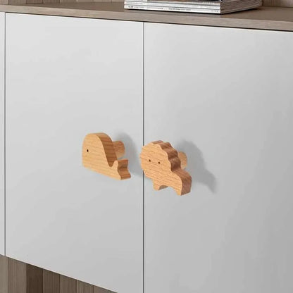 Mantara Lion knob W-0024 is a modern beige wooden knob, ideal for kids’ rooms, drawers, and wardrobes.