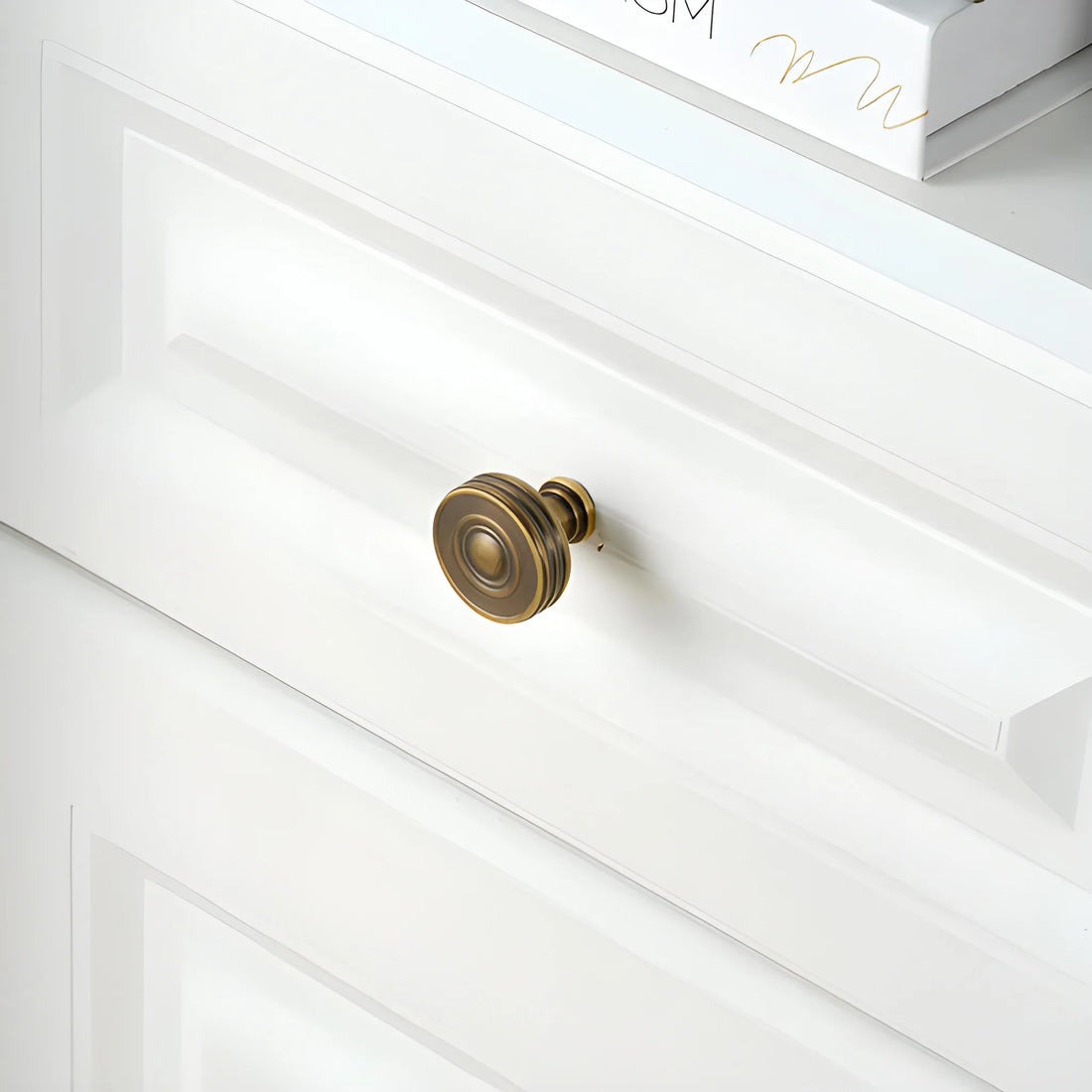 The Mantara B-0121 is a modern brass knob in bronze with a brushed finish, ideal for kitchen drawers and dressers.