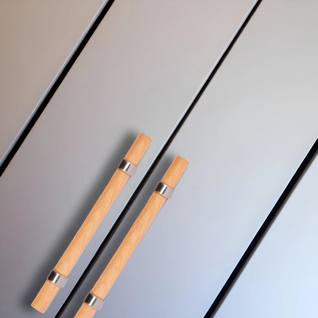 Mantara Arbor Handle W-0034 is a modern zinc alloy and beech wood handle in silver ideal for kitchen and dresser drawers.

