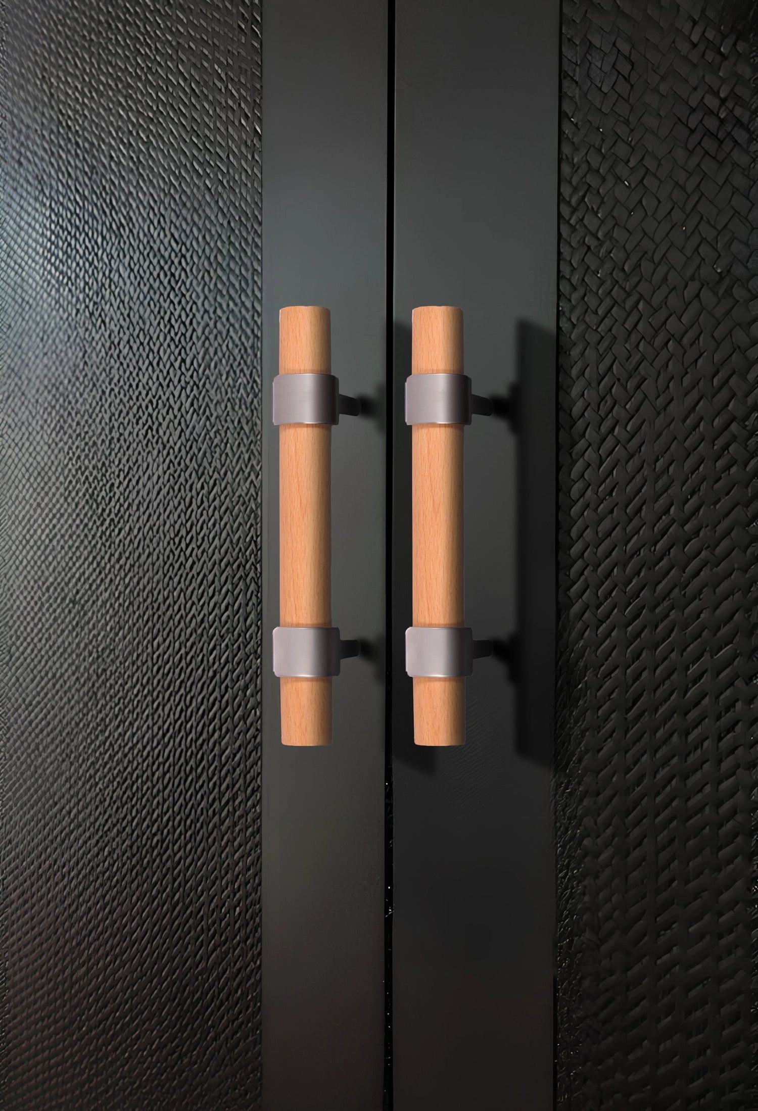 Mantara Walden Handle W-0035 is a modern zinc alloy and beech wood handle in silver ideal for kitchen and dresser drawers.

