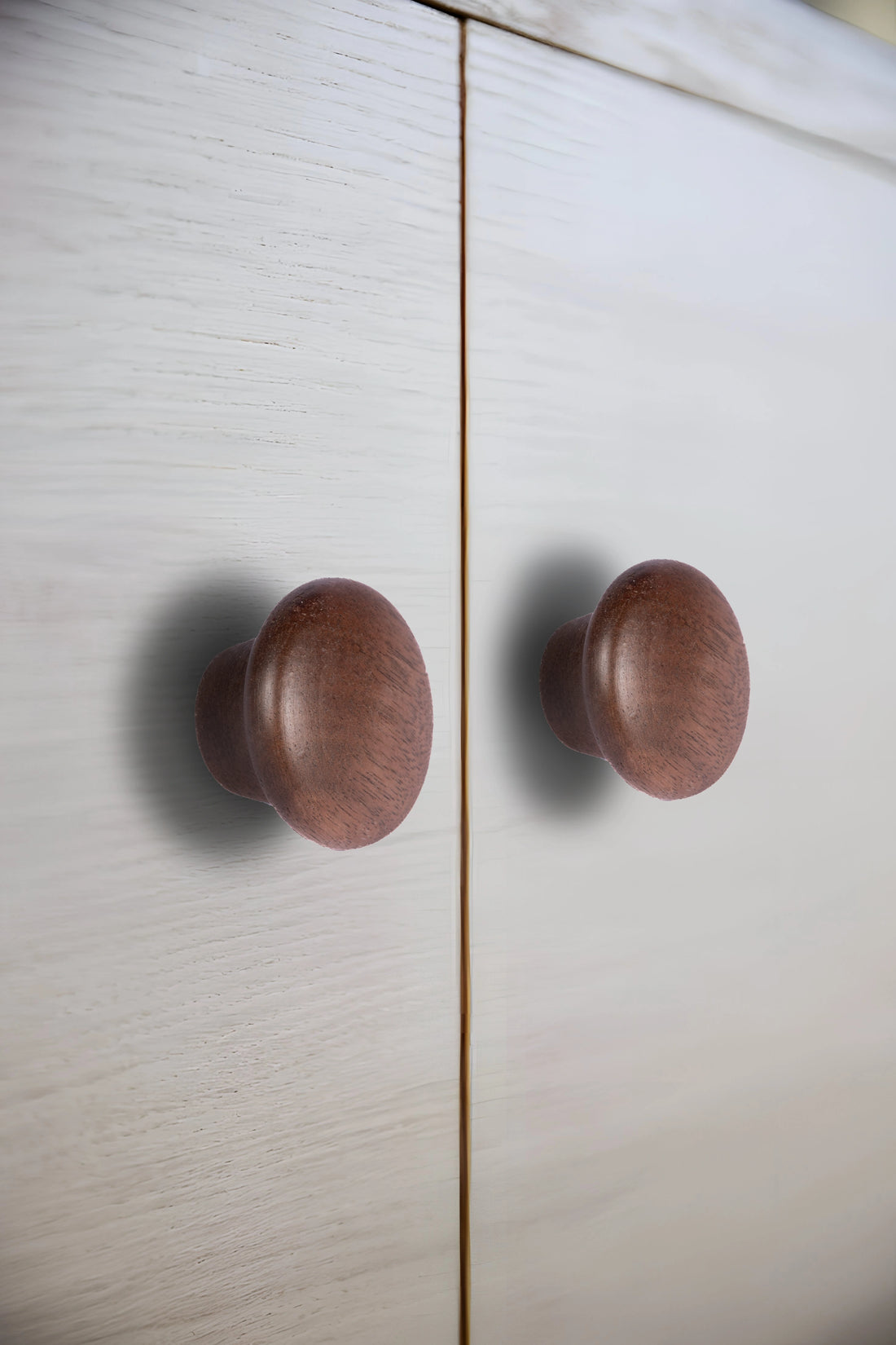 Mantara Aspen Knob  W-0038 is a modern walnut wooden knob in brushed finish, ideal for kitchen and dresser drawers.

