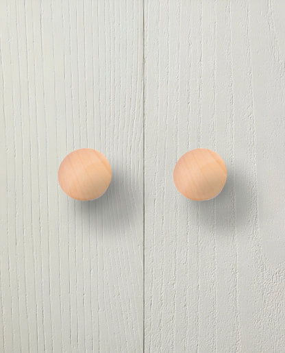 Mantara Alvara Knob W-0044 is a modern beech wood knob, ideal for kitchen drawers, dresser drawers.