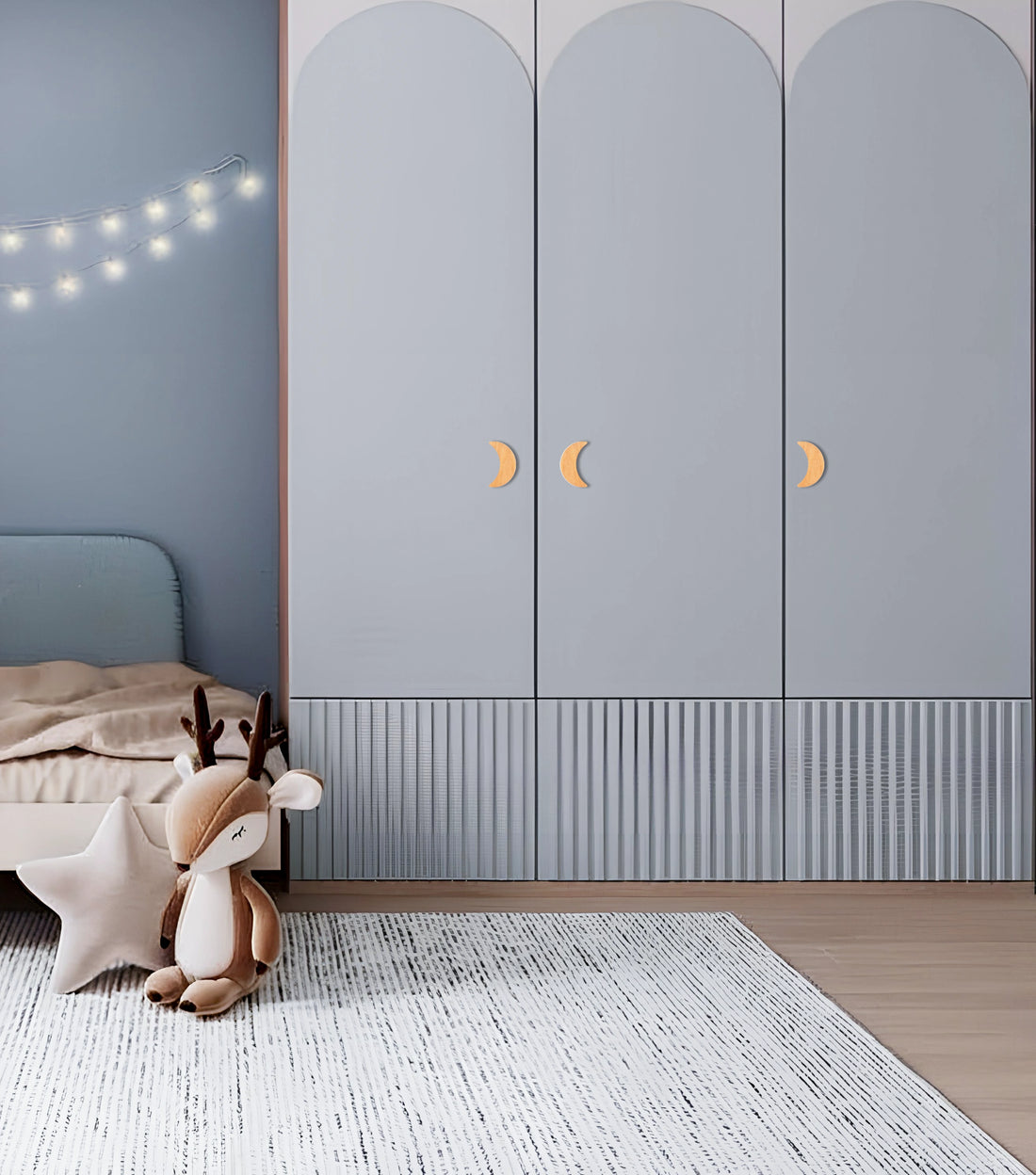 Mantara Crescent Moon Knob W-0046 is a modern beech wood knob, ideal for kitchen drawers, dresser drawers.