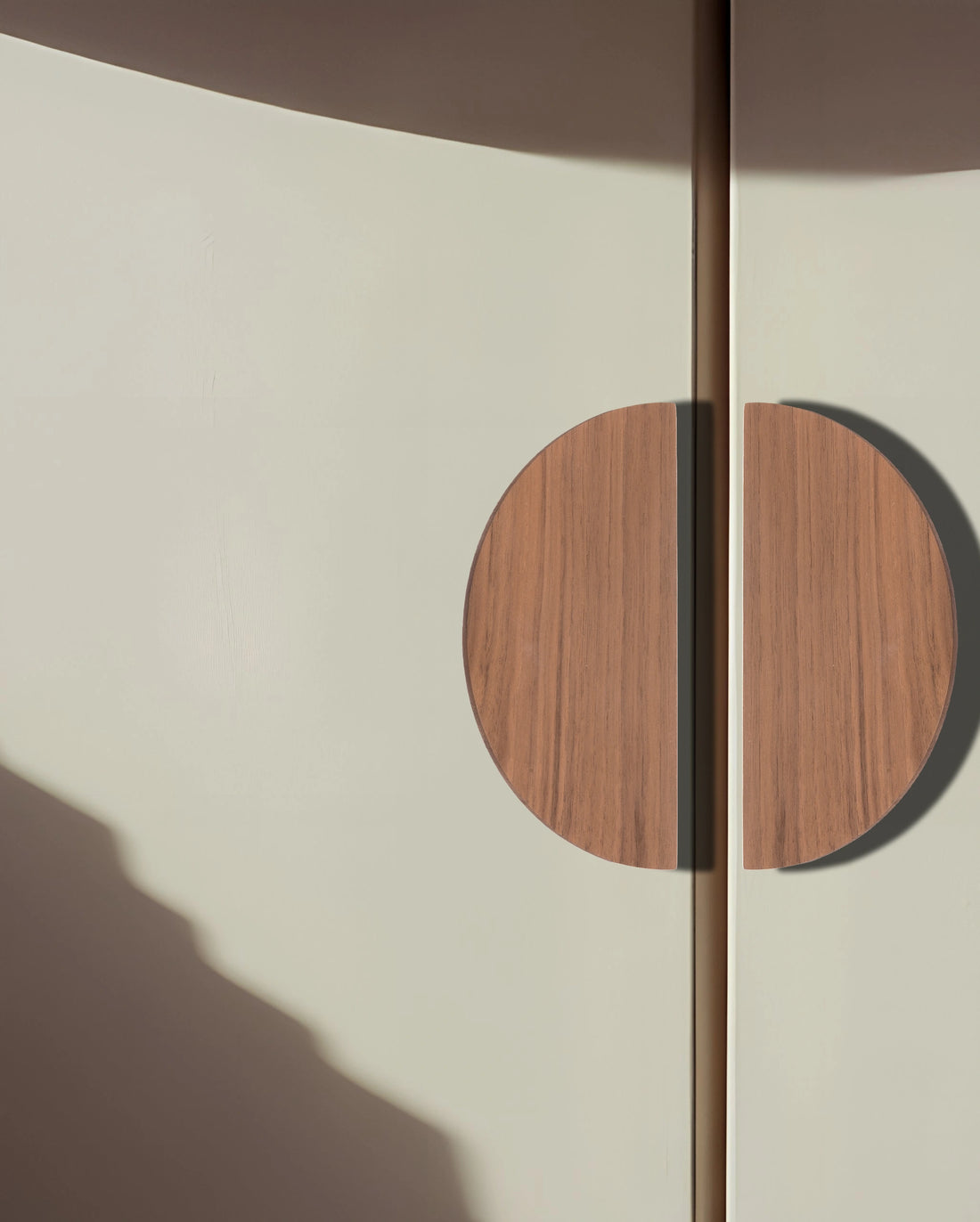 Mantara Samara Handle W-0051 is a modern walnut wood handle, ideal for kitchen drawers, dresser drawers.