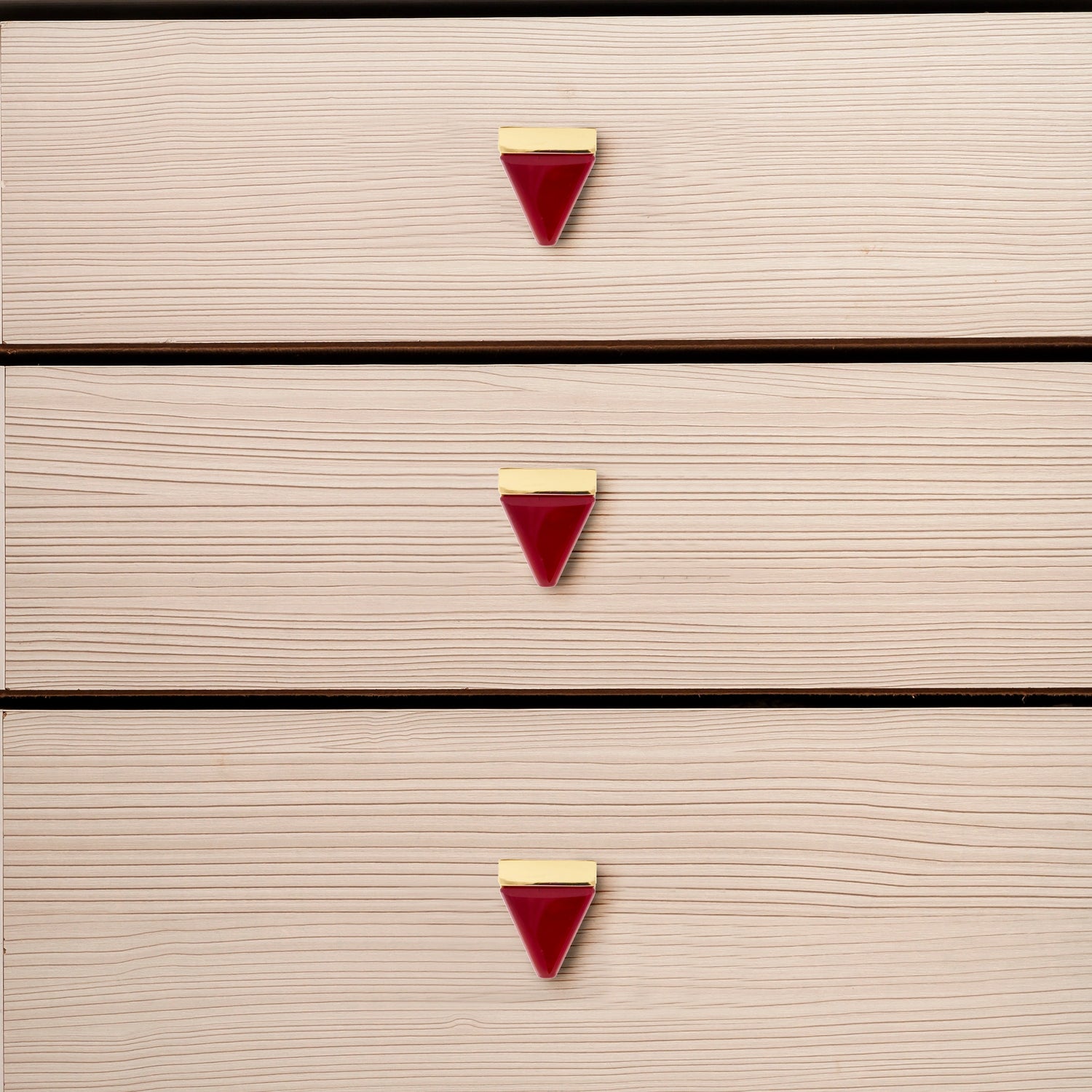Mantara Gable Knob Z-0001 is a modern zinc alloy and agate knob in  red ideal for cabinets and drawers.