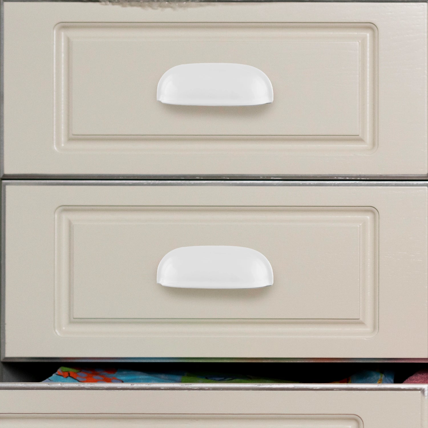 Mantara Portico Pull Knob Z-0004 is a modern zinc knob in matte white ideal for drawers and cupboards.