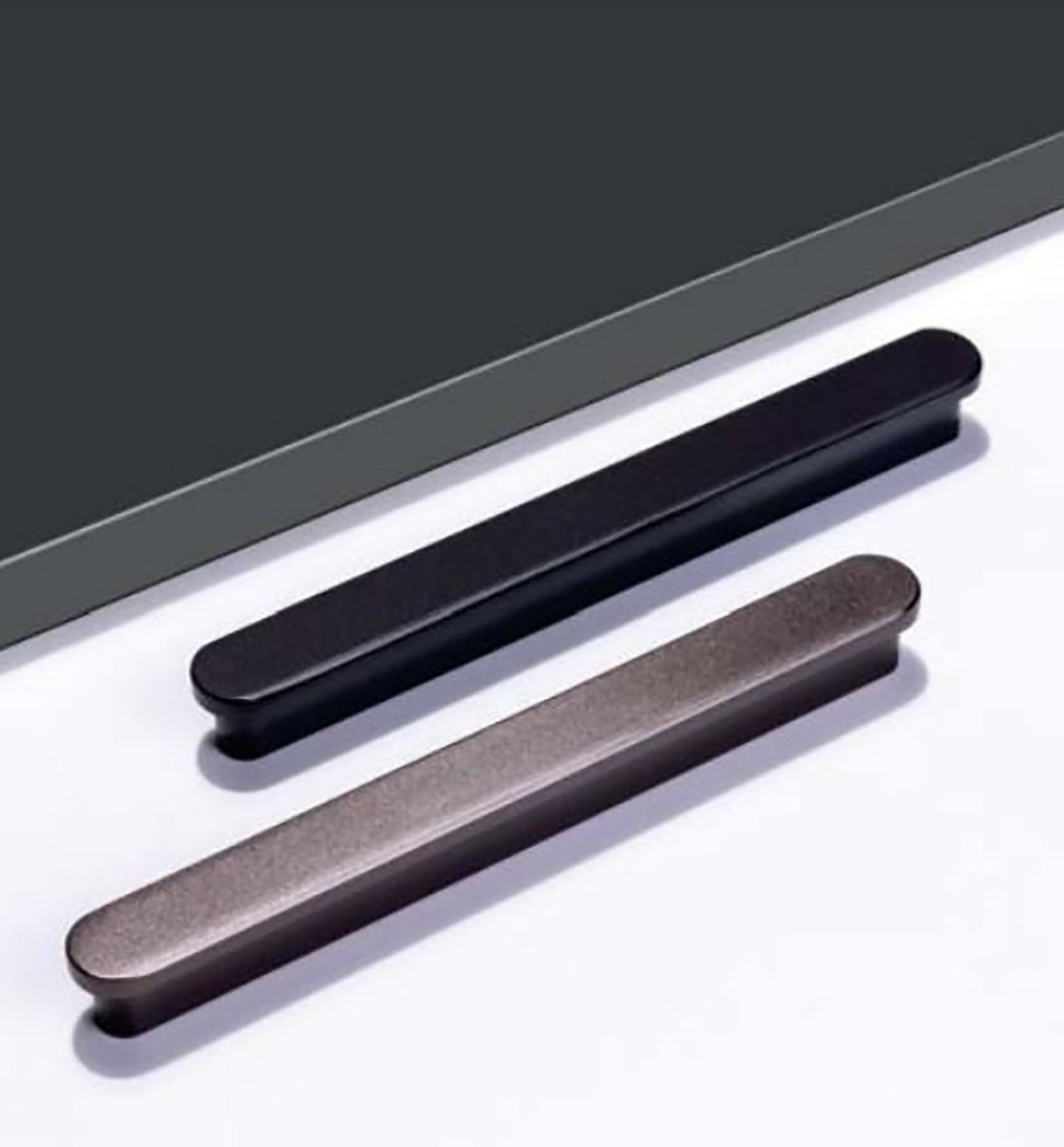 AL‑0016 Adele handle – sleek brushed aluminum bar in black/grey, modern hardware for kitchen, drawers &amp; wardrobes by MANTARA