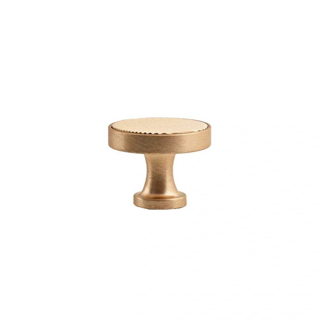The Mantara AL-0010 Thea Handle is a modern aluminum handle in gold with a brushed finish, ideal for kitchens, cabinets, and drawers.
