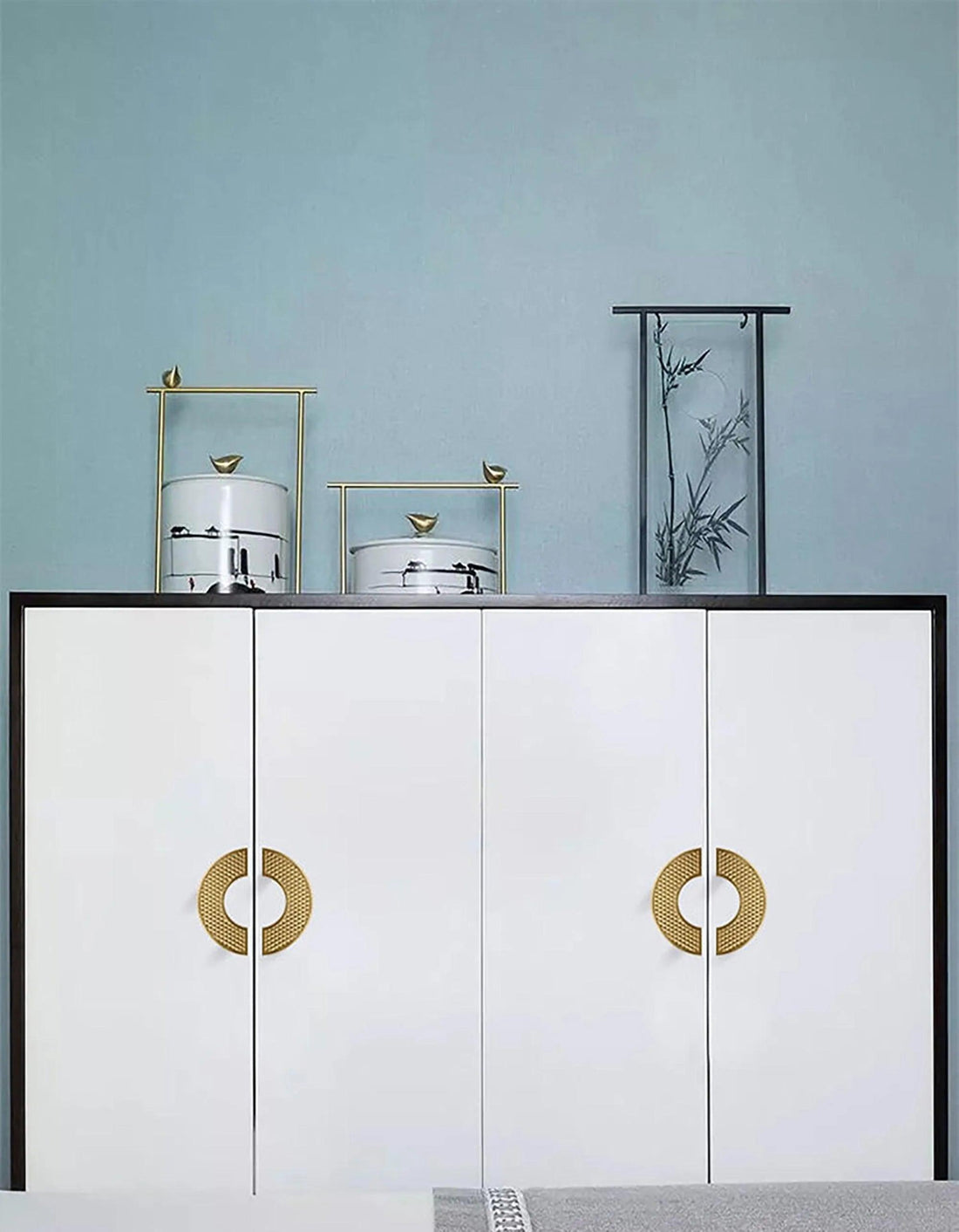 Mantara B-0027 round crystal and brass knob. Premium cabinet hardware for drawers, wardrobes, and kitchen spaces by MANTARA