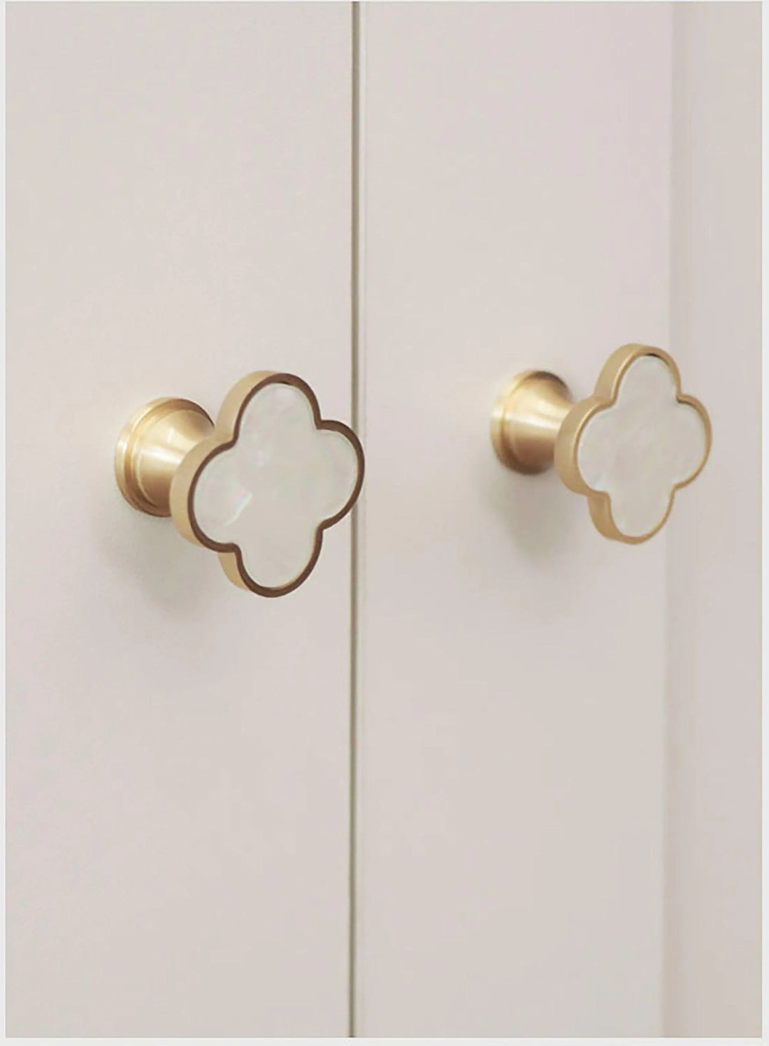 Alhambra knob made of brass and acrylic in Shell White, Dark Green, Yellow Snow, Magic Dark Pink, Magic Shell, Lattice Brass or White finishes, model A-0006 by Mantara, A-0006.