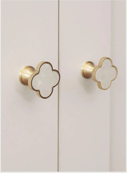 Alhambra knob made of brass and acrylic in Shell White, Dark Green, Yellow Snow, Magic Dark Pink, Magic Shell, Lattice Brass or White finishes, model A-0006 by Mantara, A-0006.
