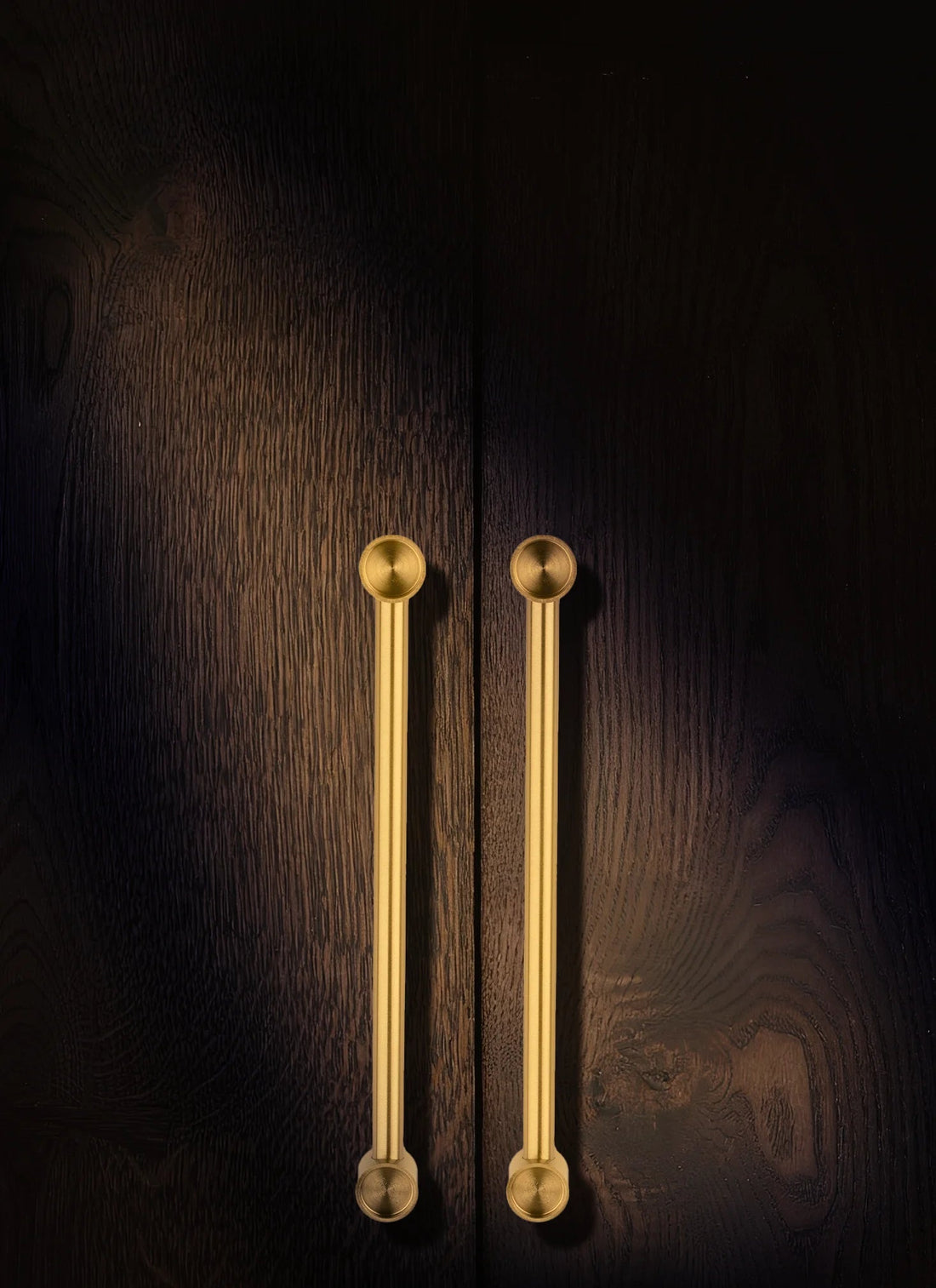 The Aurelia Handle by Mantara B-0108 is a brushed brass handle in gold, ideal for wardrobes, cabinets, and drawers.