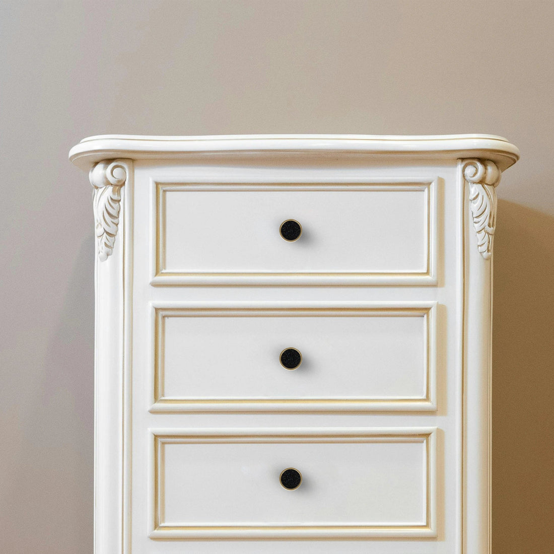 Mantara Auris Handle Z-0019 is a modern zinc alloy and acrylic knob in brushed gold finish, ideal for kitchen drawers, dresser drawers.