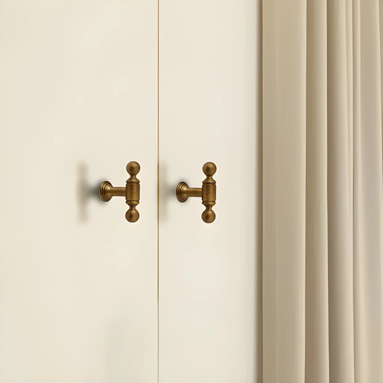 The Mantara B-0127 Caelum Handle is a modern brass handle in bronze and gold, perfect for kitchen drawers, cabinets, and furniture.