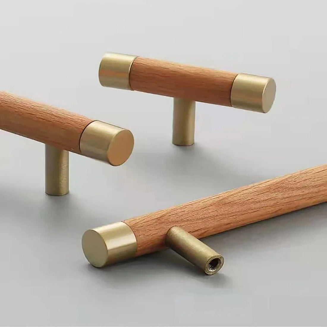 Cinnamon Handle W-0008 in brushed brass &amp; wood, sizes 63–278mm, ideal for wardrobes, cabinets &amp; drawers—by Mantara.