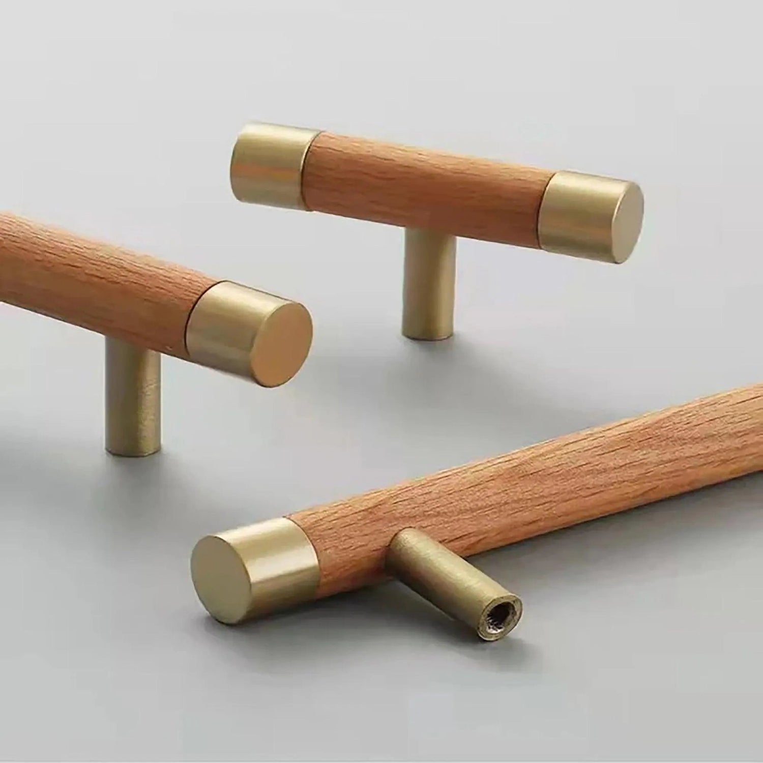 Cinnamon Handle W-0008 in brushed brass &amp; wood, sizes 63–278mm, ideal for wardrobes, cabinets &amp; drawers—by Mantara.