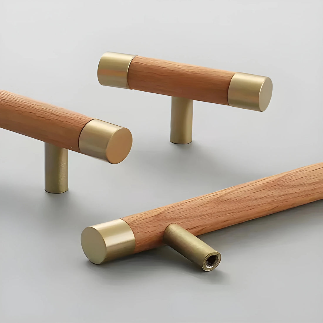 Mantara Cinnamon Handle W-0008 is a modern brass &amp; wood handle in brown with brushed finish, ideal for wardrobes &amp; drawers.