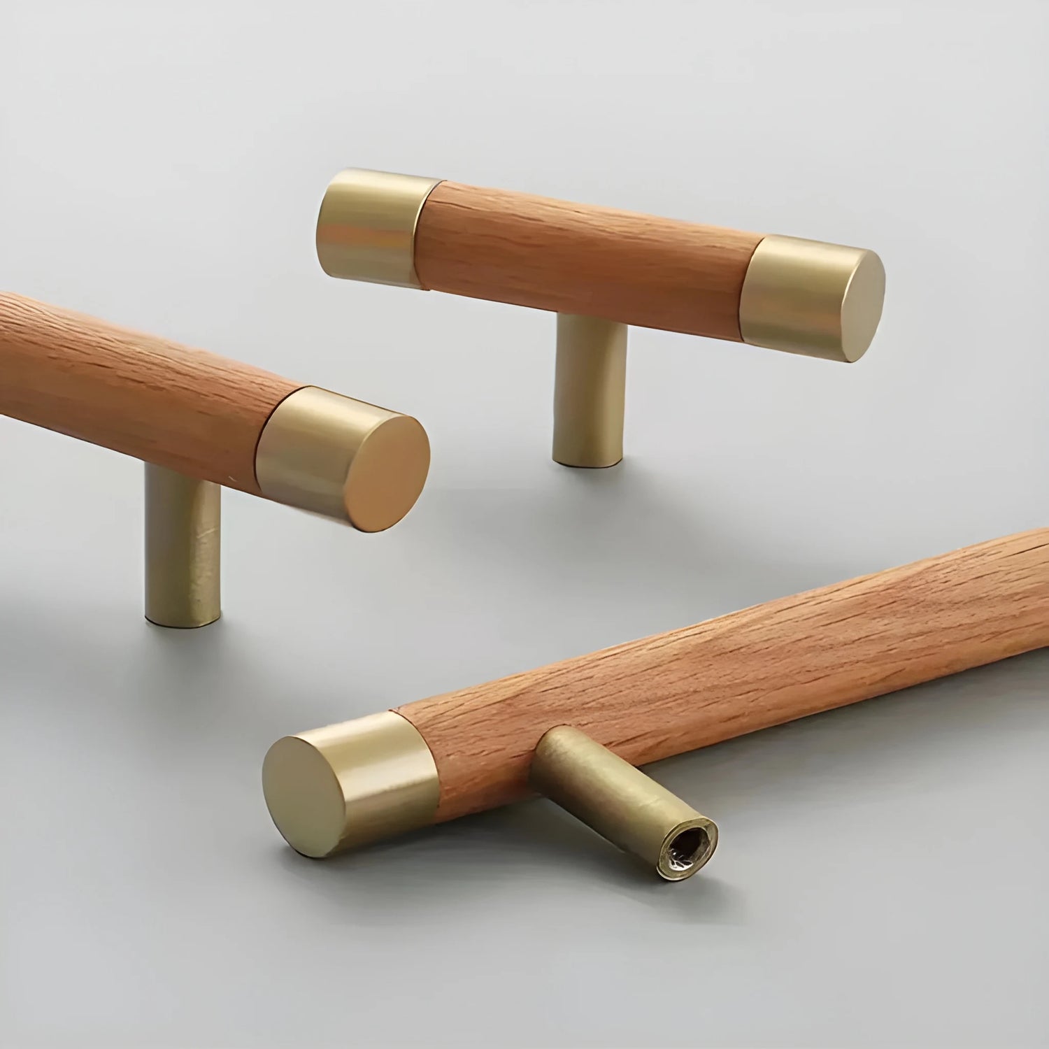 Mantara Cinnamon Handle W-0008 is a modern brass &amp; wood handle in brown with brushed finish, ideal for wardrobes &amp; drawers.