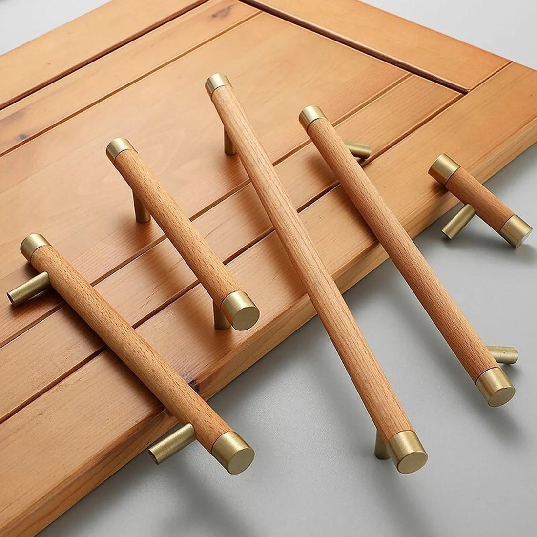 Cinnamon Handle W-0008 in brushed brass &amp; wood, sizes 63–278mm, ideal for wardrobes, cabinets &amp; drawers—by Mantara.