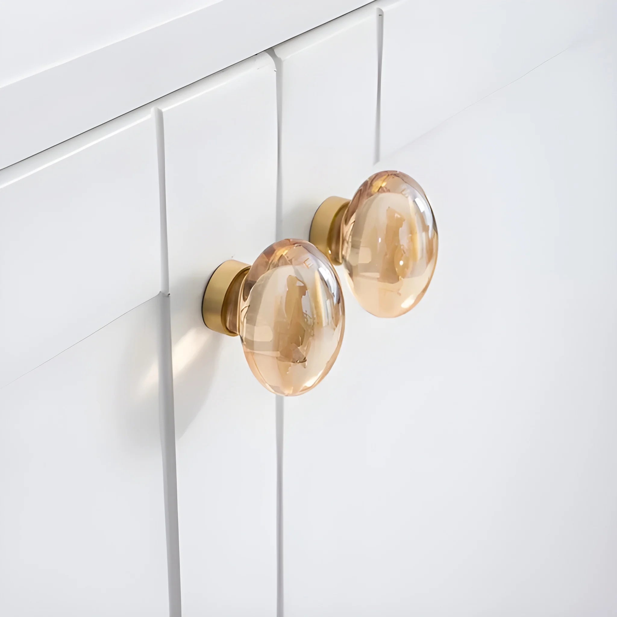 The Mantara C-0008 is a modern artificial crystal + brass knob in champange/brass, ideal for wardrobes and drawers.