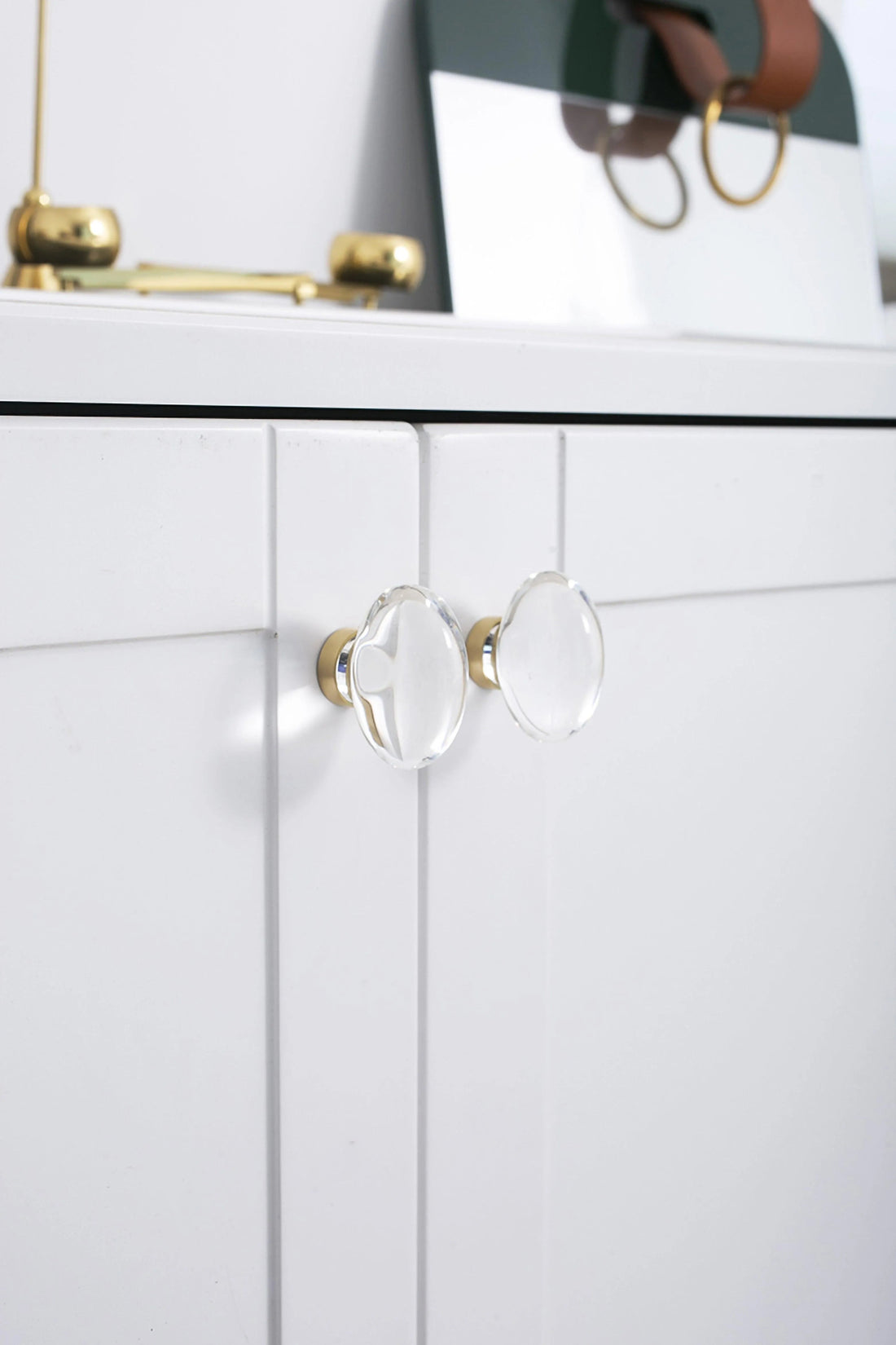 The Mantara C-0008 is a modern artificial crystal + brass knob in white/brass, ideal for wardrobes and drawers.