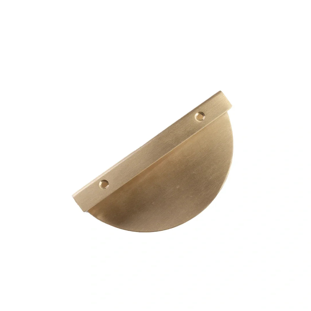 The Eliza Handle by Mantara B-0114 is a modern brushed brass handle in gold, ideal for drawers and cabinets.