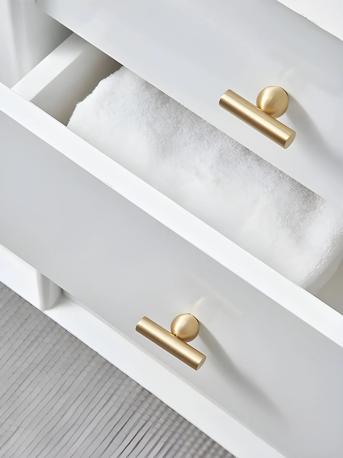 Mantara Elowen Handle B-0057 is a modern brushed brass handle in gold, ideal for cabinets, wardrobes, and kitchens.