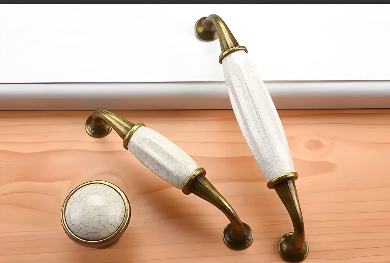 The Mantara CR-0007 Empire Knob is a traditional zinc and ceramic handle in white with a polished finish, ideal for wardrobes and cabinets.