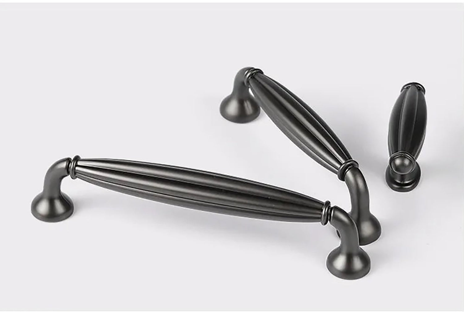 Mantara Empress Handle Z-0022 is a modern zinc alloy handle in brushed black finish, ideal for kitchen drawers, dresser drawers.
