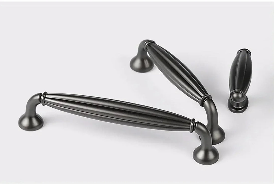 Mantara Empress Handle Z-0022 is a modern zinc alloy handle in brushed black finish, ideal for kitchen drawers, dresser drawers.