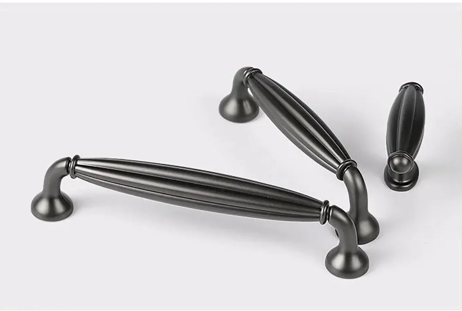 Mantara Empress Handle Z-0022 is a modern zinc alloy handle in brushed black finish, ideal for kitchen drawers, dresser drawers.