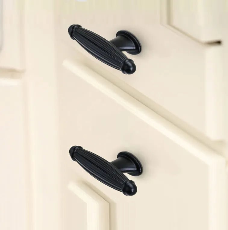 Mantara Empress Handle Z-0022 is a modern zinc alloy handle in brushed black finish, ideal for kitchen drawers, dresser drawers.