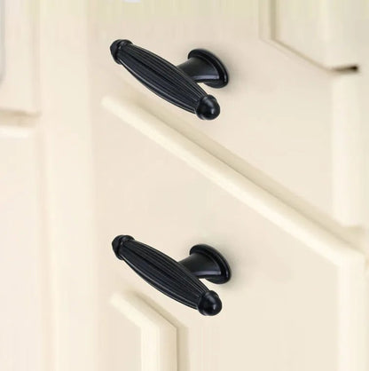 Mantara Empress Handle Z-0022 is a modern zinc alloy handle in brushed black finish, ideal for kitchen drawers, dresser drawers.
