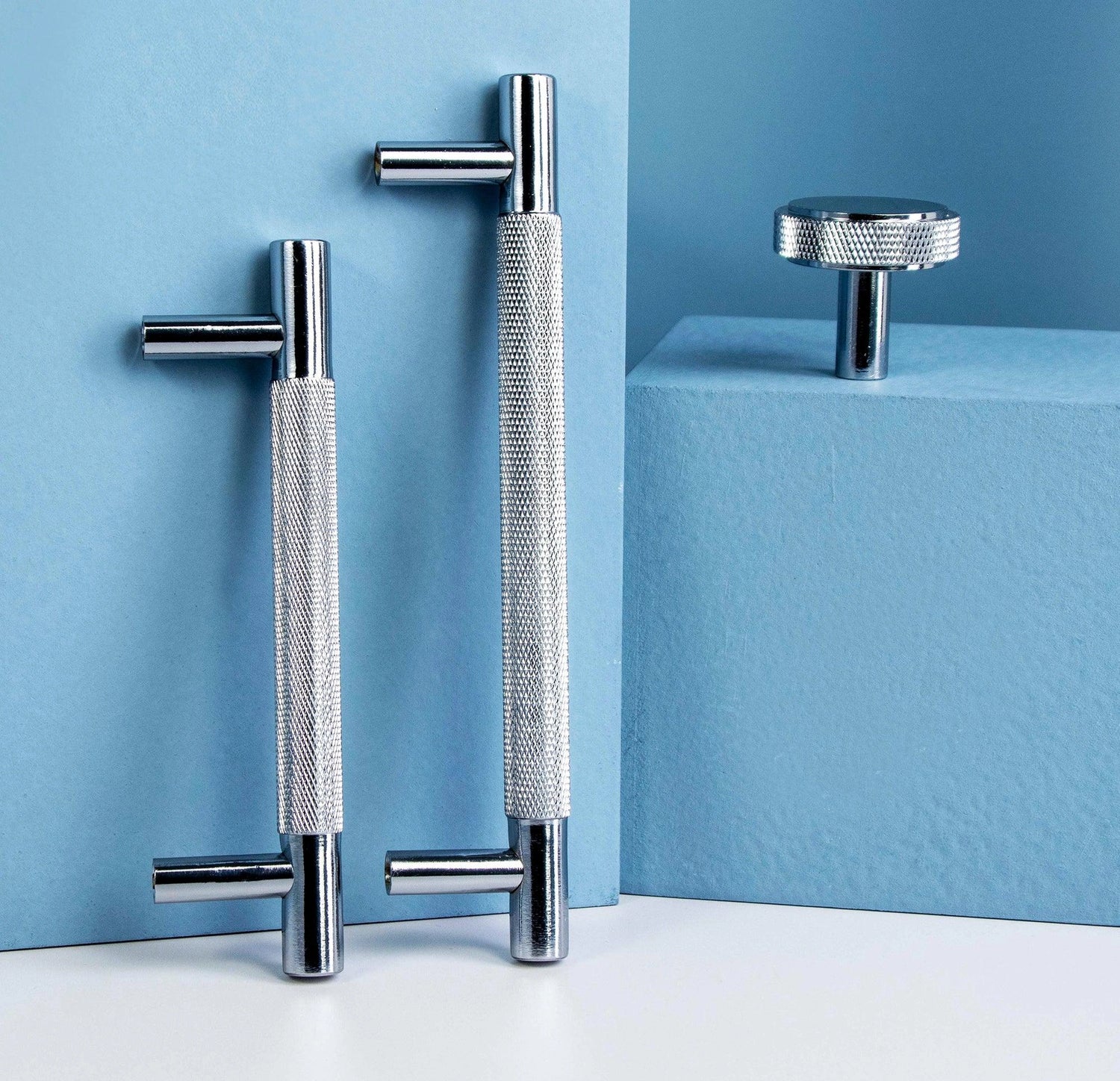 Mantara Enigma Handle B-0061 is a modern brushed brass handle in chrome, ideal for cupboards and drawers.
