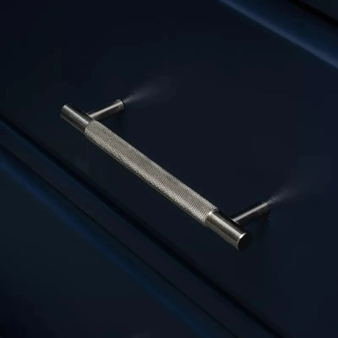 Mantara Enigma Handle B-0061 is a modern brushed brass handle in chrome, ideal for cupboards and drawers.