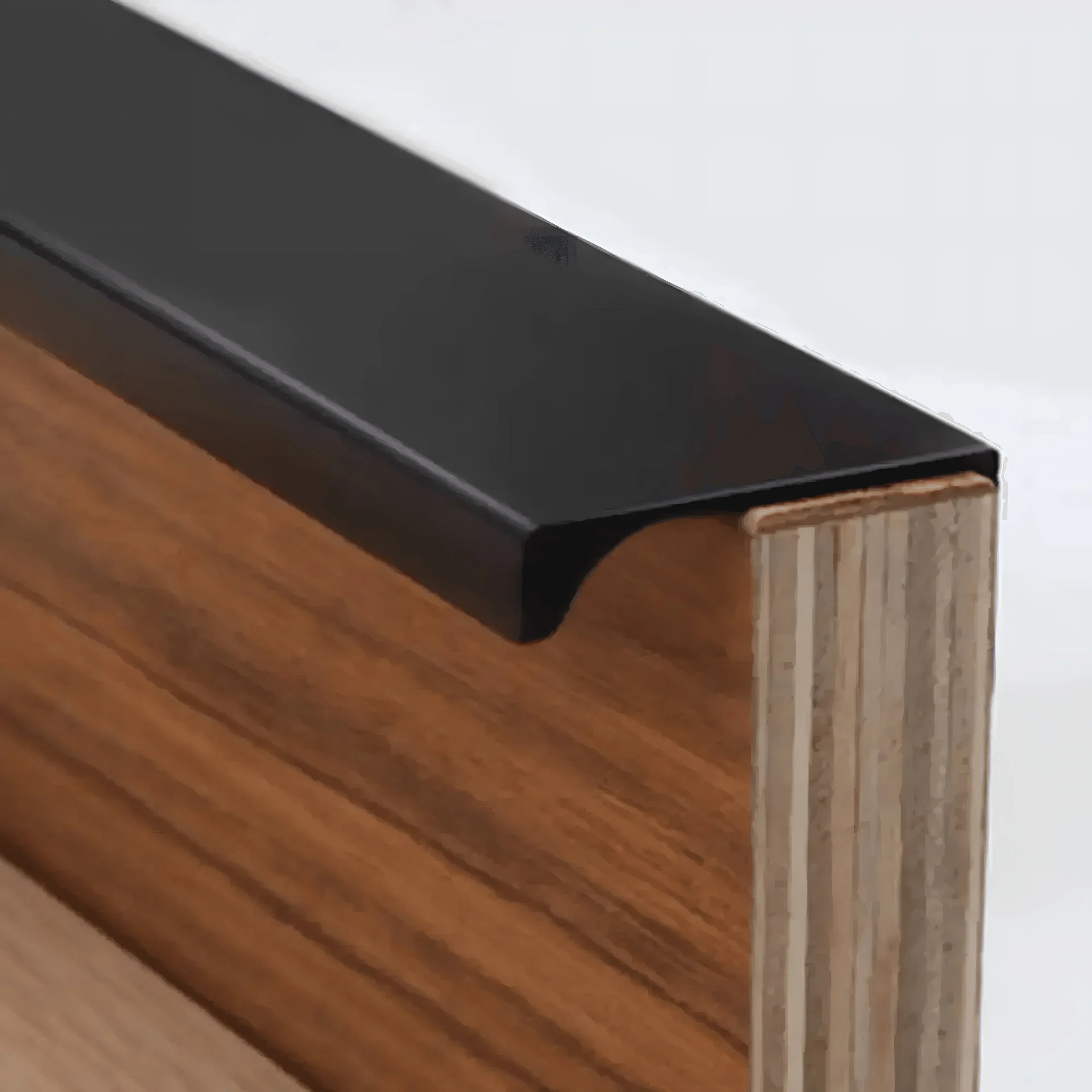 The Mantara AL-0004 Shingle Handle is a modern black aluminum alloy handle with a matte finish, ideal for wardrobes and kitchens.