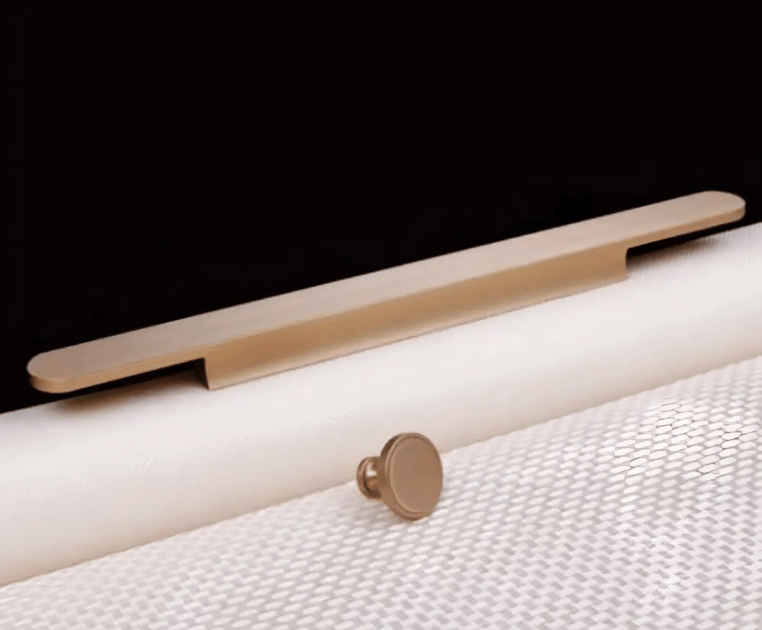 The Mantara AL-0010 Thea Handle is a modern aluminum handle in gold with a brushed finish, ideal for kitchens, cabinets, and drawers.