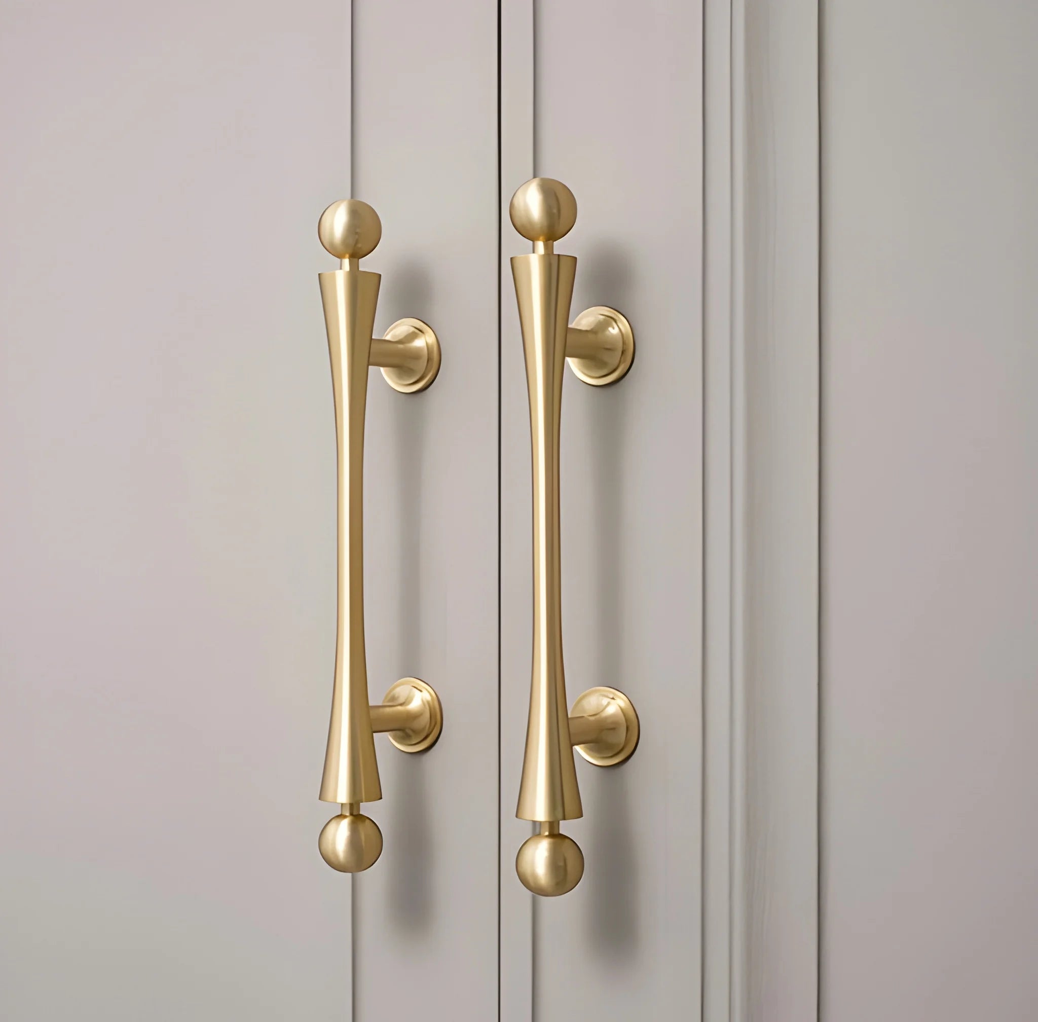Mantara Felicity Handle B-0071 is a modern brass handle in brushed gold, ideal for wardrobes, doors, and furniture.
