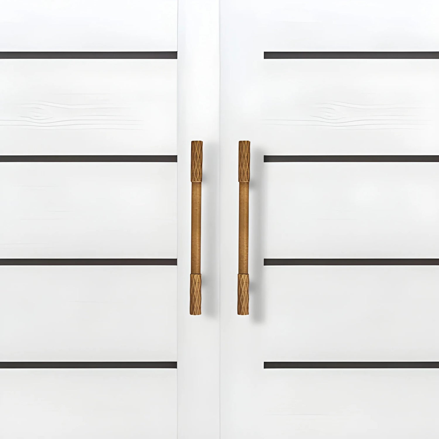The Mantara B-0130 Ferra Handle is a modern brass handle in bronze finish, perfect for kitchen drawers, cabinets, and furniture.