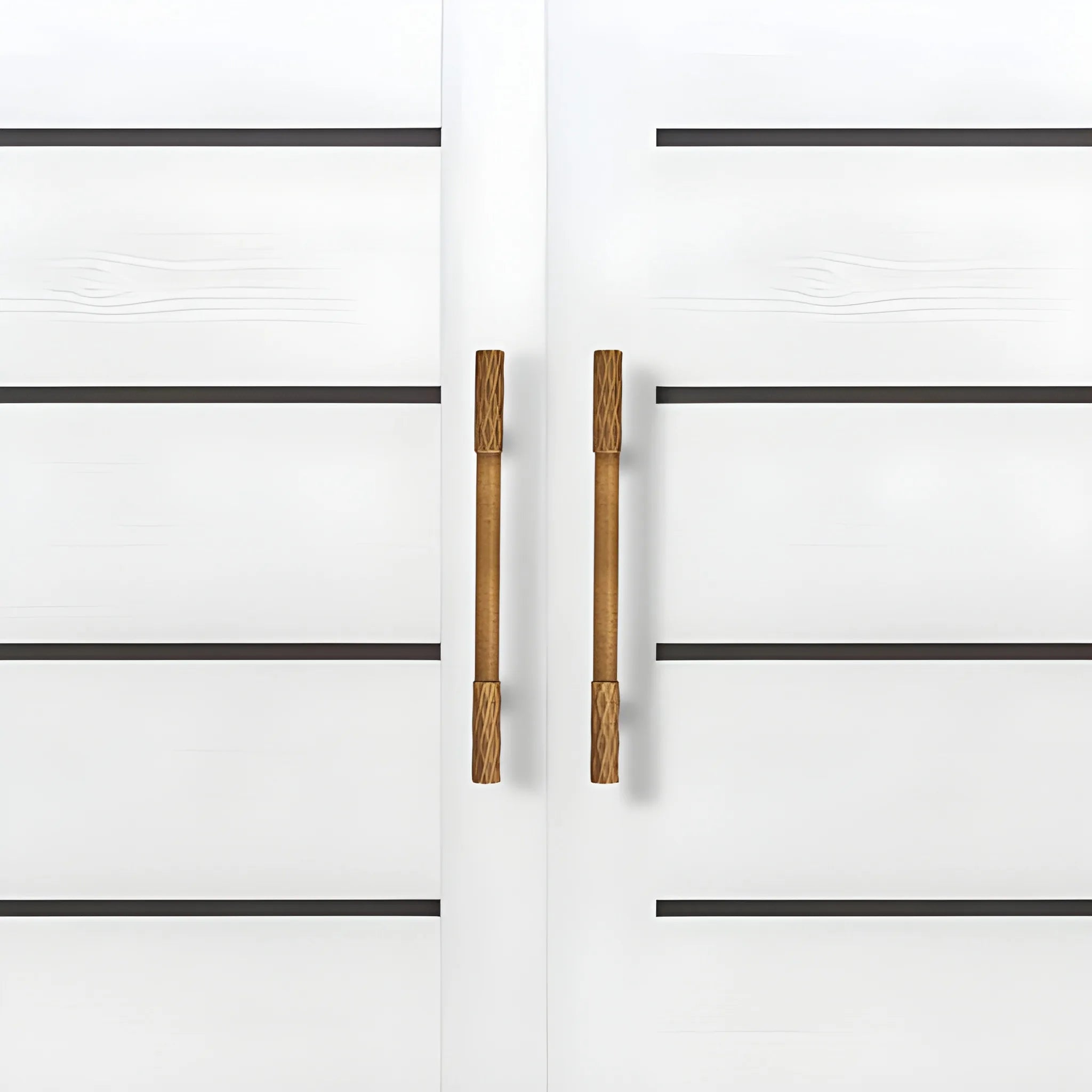 The Mantara B-0130 Ferra Handle is a modern brass handle in bronze finish, perfect for kitchen drawers, cabinets, and furniture.