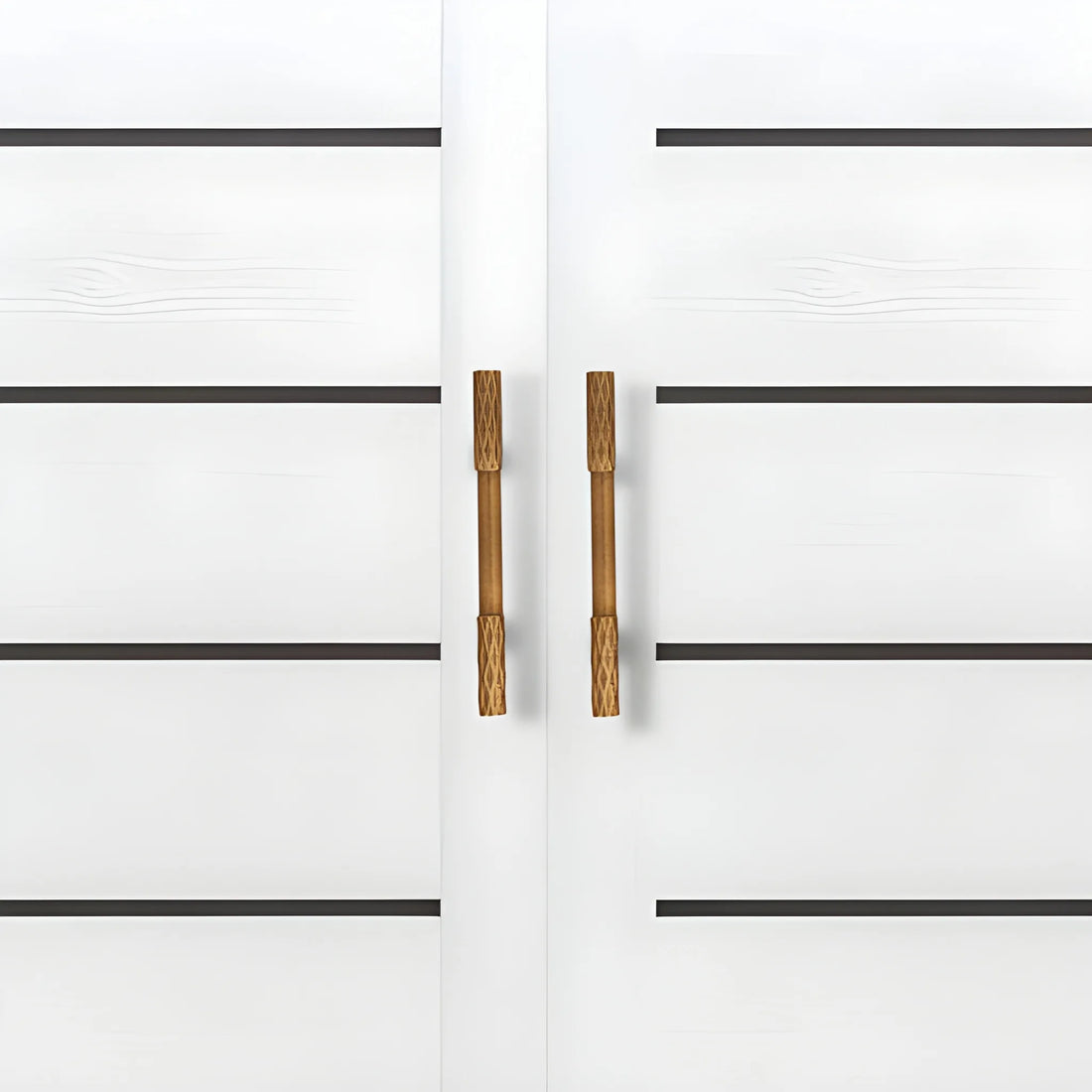 The Mantara B-0130 Ferra Handle is a modern brass handle in bronze finish, perfect for kitchen drawers, cabinets, and furniture.