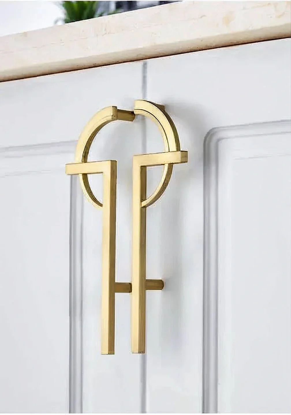 Mantara Contour Handle Pair Z-0008 is a modern zinc alloy handle in matte gold, ideal for doors and cupboards.