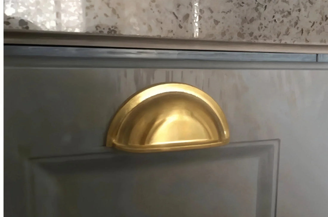 Mantara Exedra Pull Knob Matte Z-0003 is a modern zinc alloy knob in gold ideal for furniture and drawers.