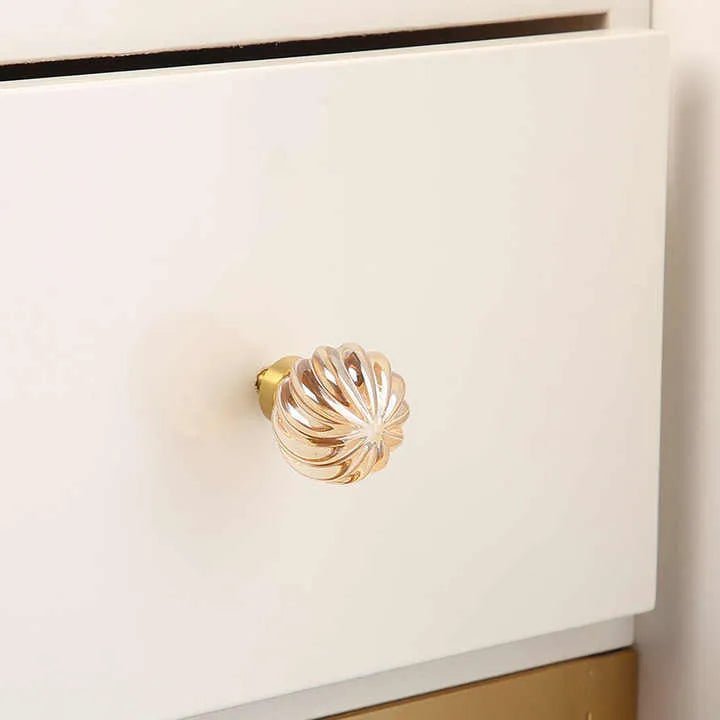 The Mantara C-0011 is a modern knob in champagne/brass, ideal for kitchens, cabinets, and drawers.