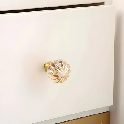 The Mantara C-0011 is a modern knob in champagne/brass, ideal for kitchens, cabinets, and drawers.